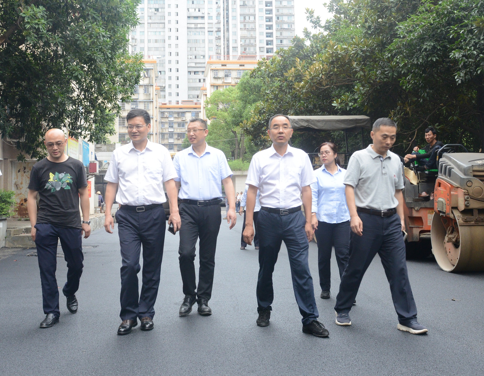 杨雄伟检查大院沥青路面刷新事情DSC_6474_副本.jpg