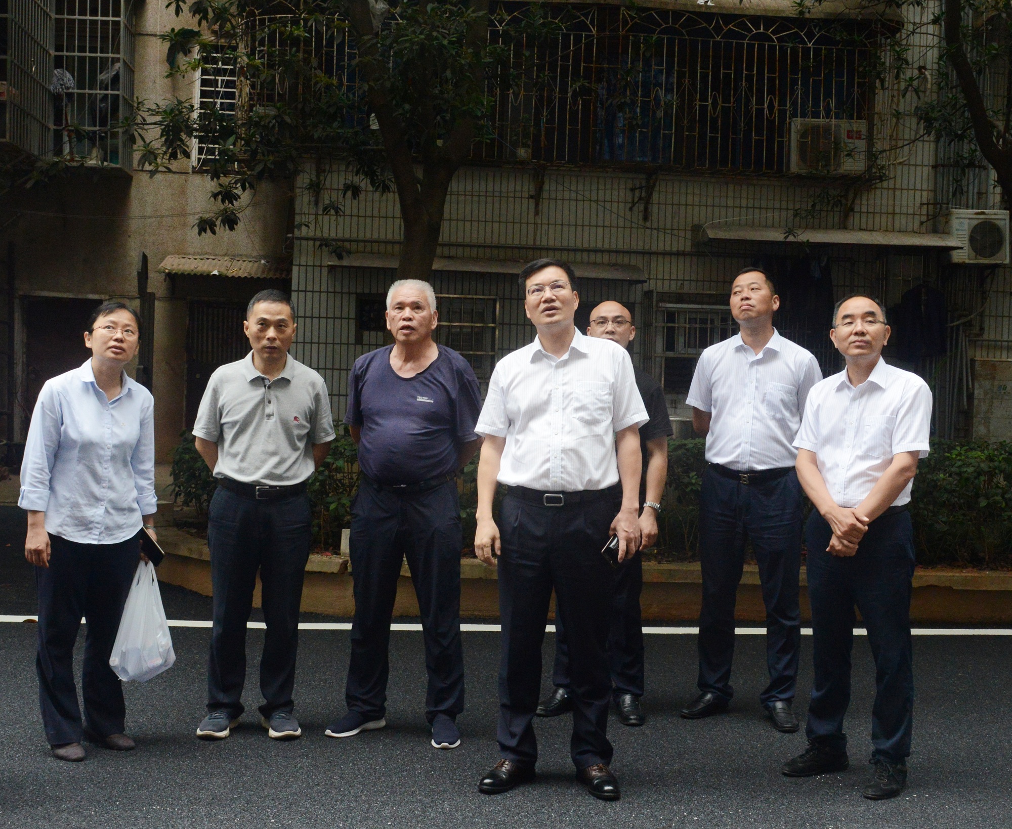 杨雄伟检查北院楼梯房电梯加装施工DSC_6524_副本.jpg