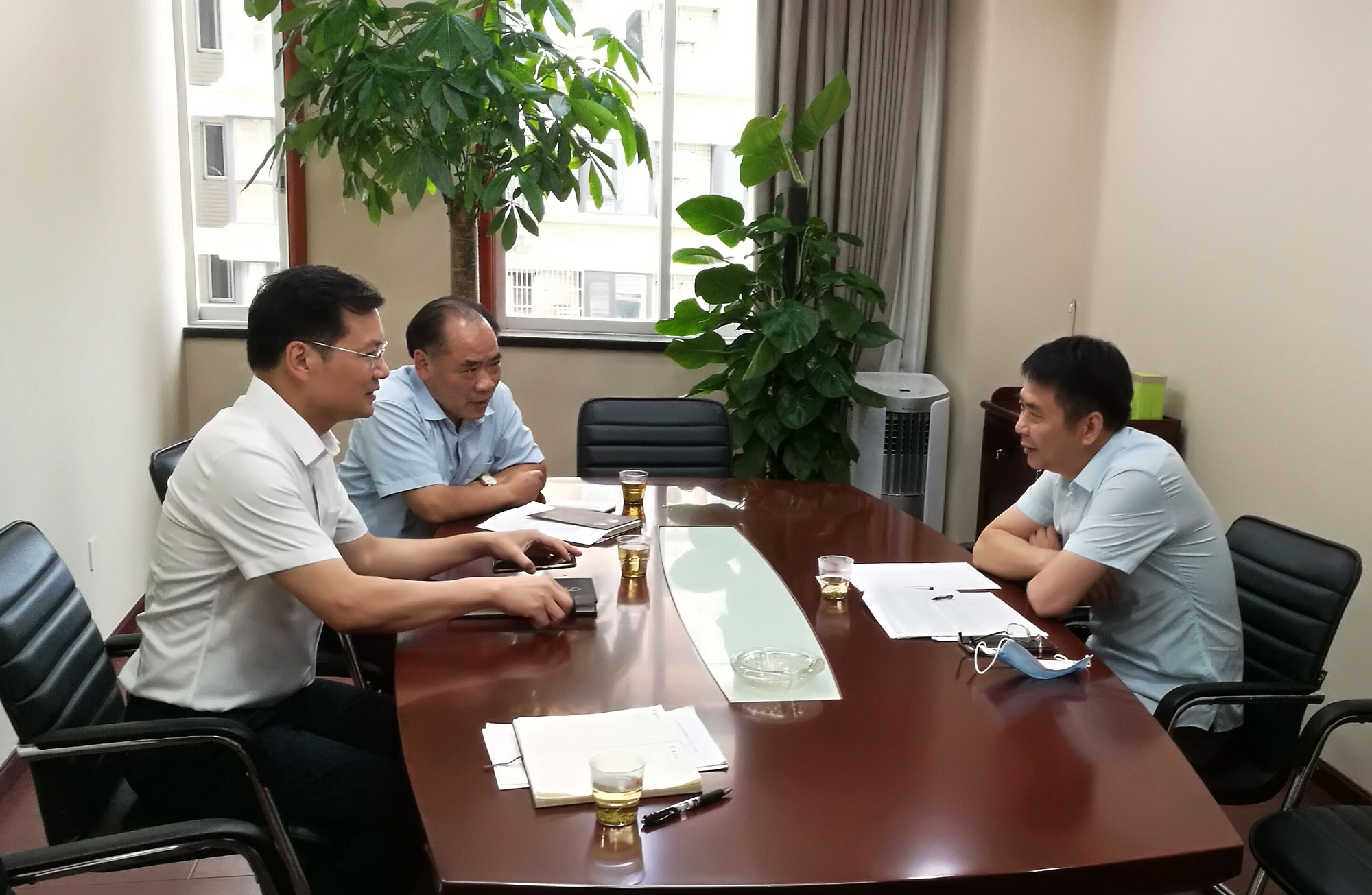 杨雄伟与专家组相同交流_副本.jpg