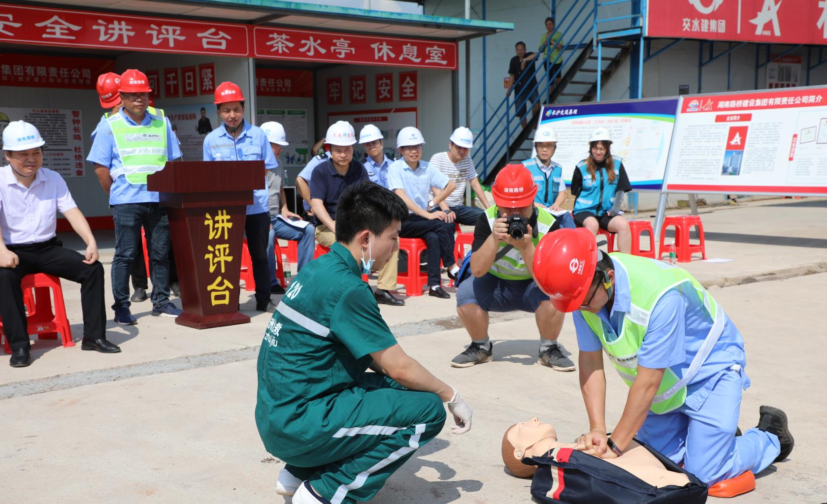洞株路项目承办高处坠落应抢救援演练_副本.jpg