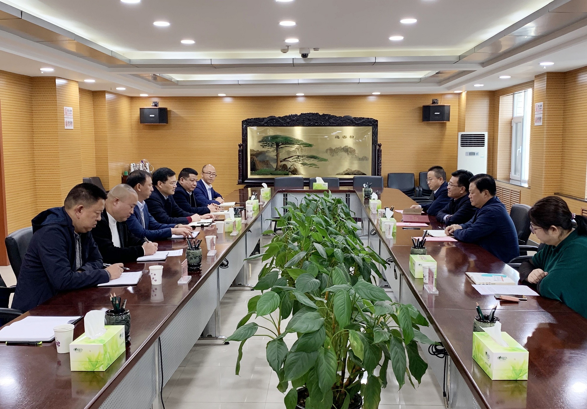 杨雄伟赴甘肃考察市场_副本.jpg