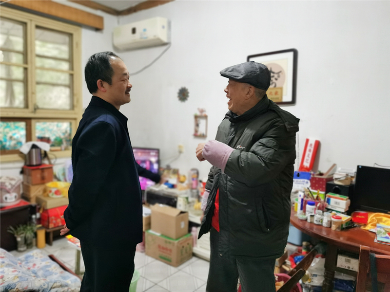4、2月4日，汤向东慰问老向导易文林_副本_副本.jpg