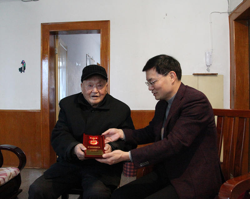1、杨雄伟慰问老向导岳国民_8963_副本_副本.jpg