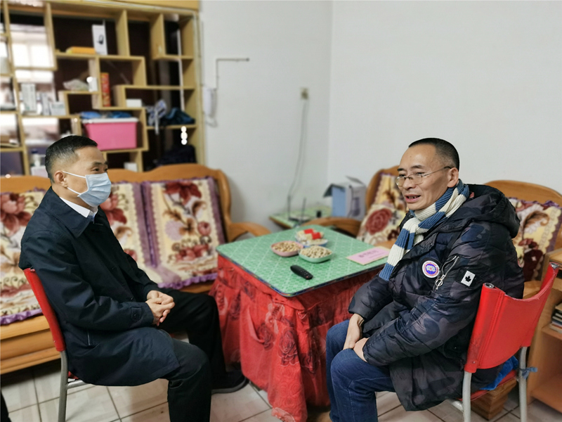 7、2月7日，向海清慰问难题职工邓泽聪_副本_副本.jpg
