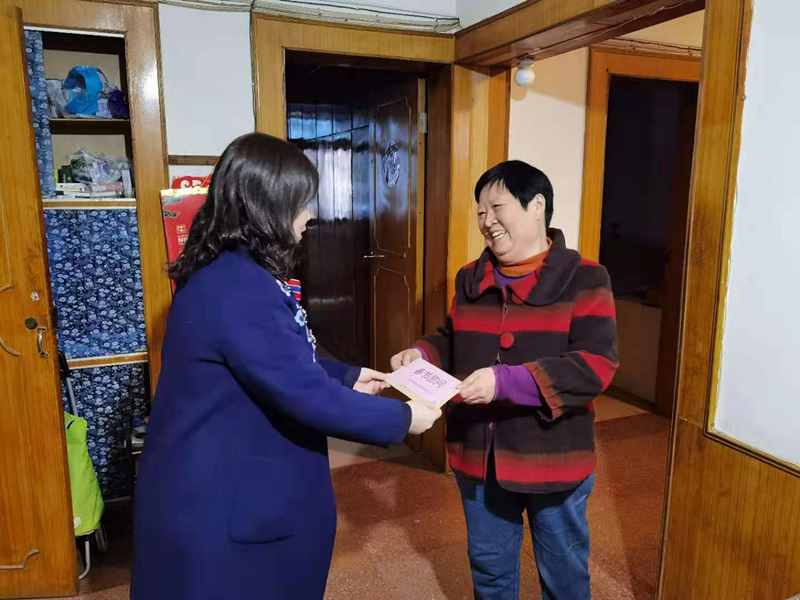 12、2月7日，李青慰问难题退休群众唐名华_副本.jpg