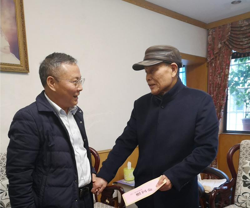 5、2月8日，陈国初慰问老党员陈国斌_副本_副本.jpg