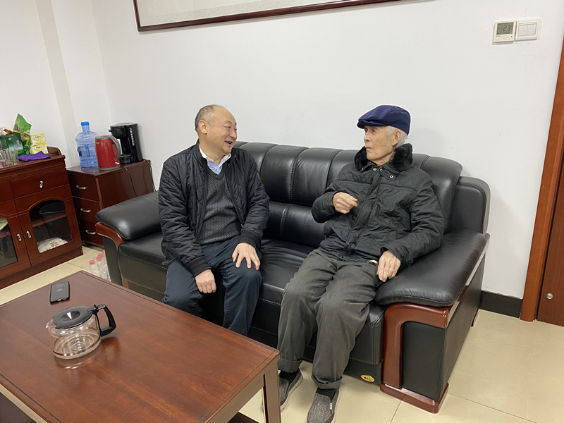 14、2月8日，彭南越慰问离休干部雷岳_副本.jpg