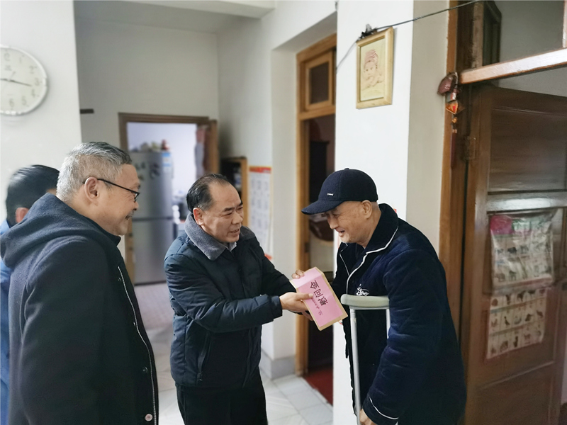 6、2月8日，盛希慰问党员黄励,抵家中对其重病出院的父亲。_副本_副本.jpg