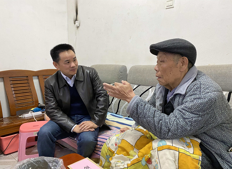 15、2月7日，陈湘平慰问难题退休群众尹先金_副本_副本.jpg