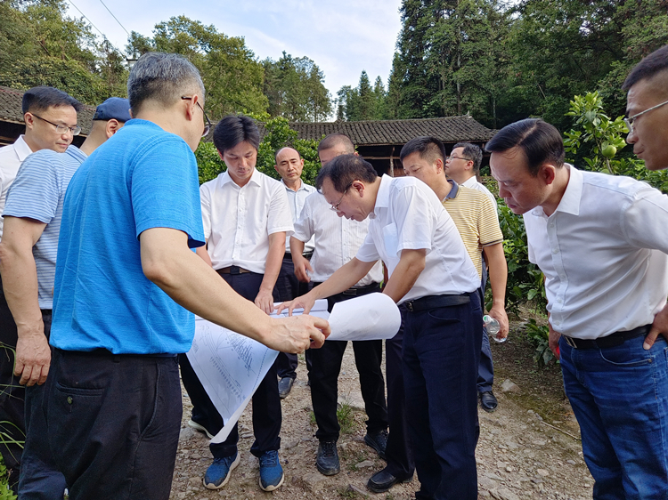 高速集团总工程师周栋梁检查洞庭溪沅水特大桥项现在期事情.jpg
