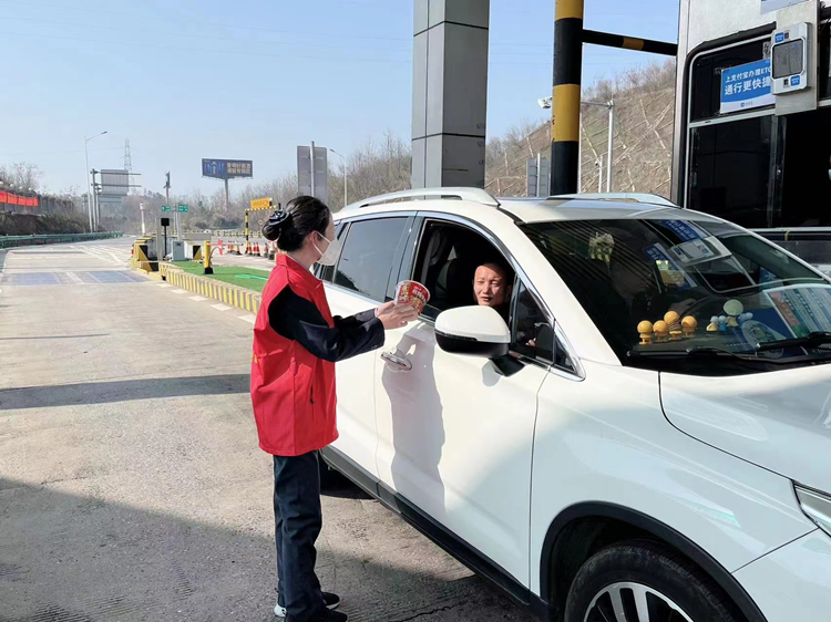 醴陵东收费站收费广场自愿效劳1.jpg