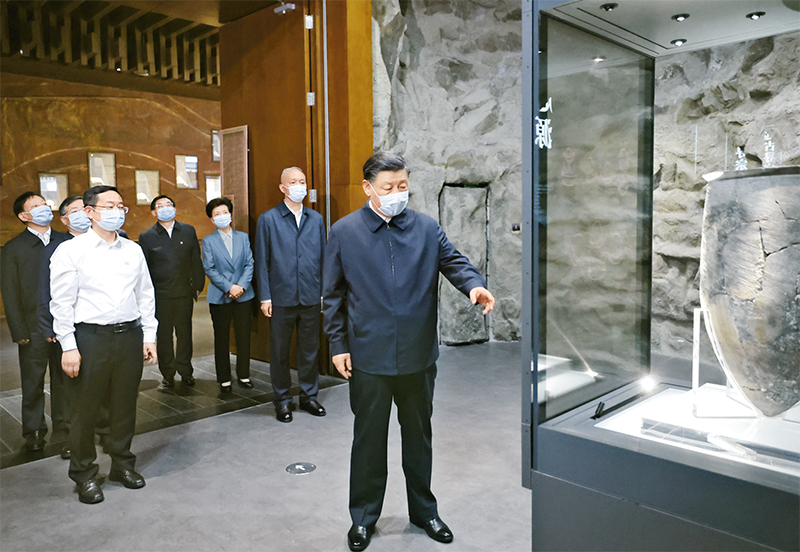 2023年6月2日，中共中央总书记、国家主席、中央军委主席习近平在北京出席文化传承生长座谈会并揭晓主要讲话。这是座谈会前，习近平2日下昼在中国历史研究院考察。 新华社记者 鞠鹏/摄