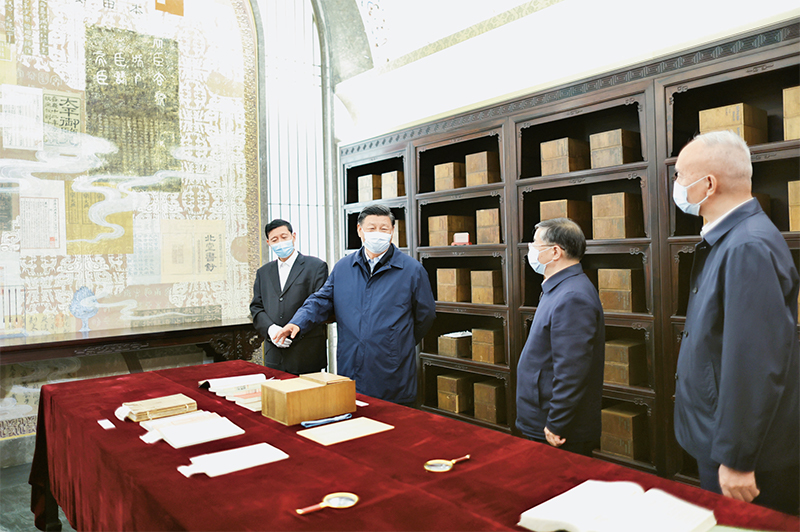 2023年6月2日，中共中央总书记、国家主席、中央军委主席习近平在北京出席文化传承生长座谈会并揭晓主要讲话。这是座谈会前，习近平1日下昼在中国国家版本馆考察时，在兰台洞库相识馆藏精品版本生涯情形。 新华社记者 鞠鹏/摄