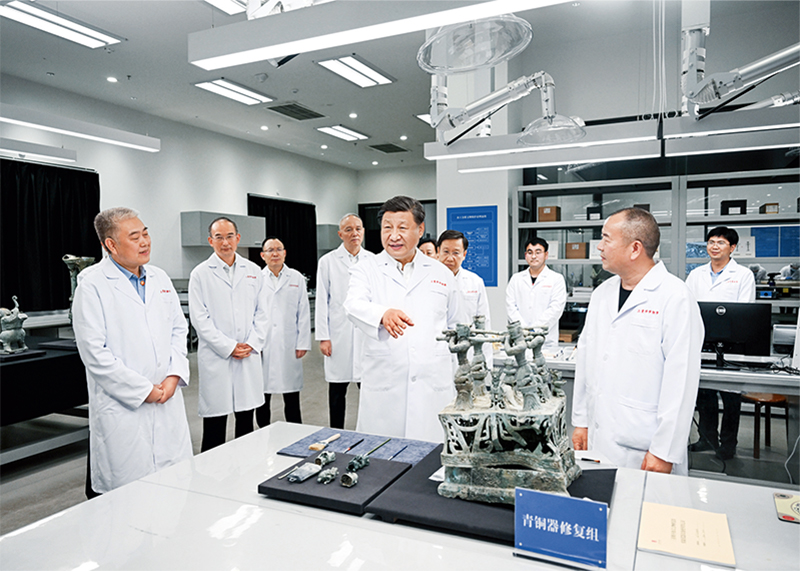 2023年7月25日至27日，中共中央总书记、国家主席、中央军委主席习近平在四川考察。这是26日下昼，习近平在位于德阳市广汉市的三星堆博物馆文物；び胄薷垂，同现场事情职员亲热交流。 新华社记者 谢环驰/摄